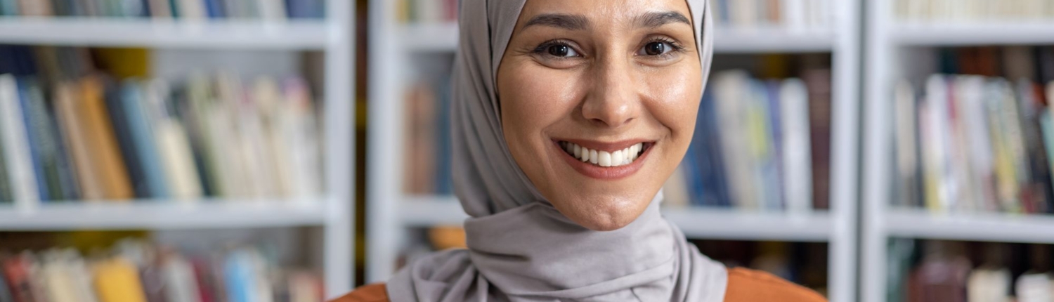 Muslimische junge Frau in Bibliothek, MEA Muslimische Ehrenamtsagentur Team