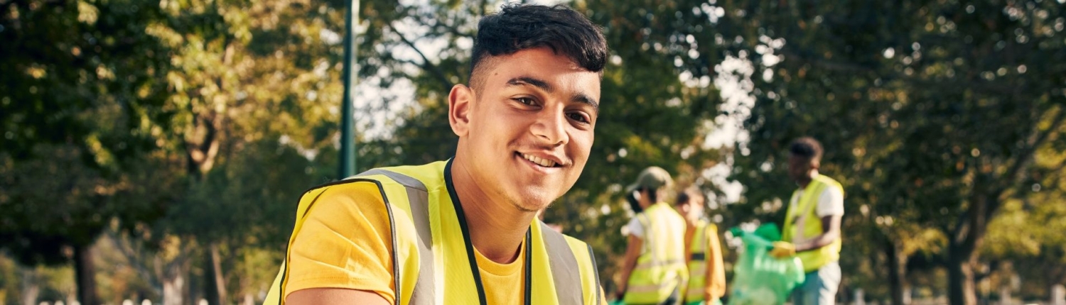 Muslimischer junger Mann beim Cleanup im Park Slider, MEA Muslimische Ehrenamtsagentur Team