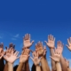 Hände vor blauem Himmel - Vision MEA Muslimische Ehrenamtsagentur Berlin